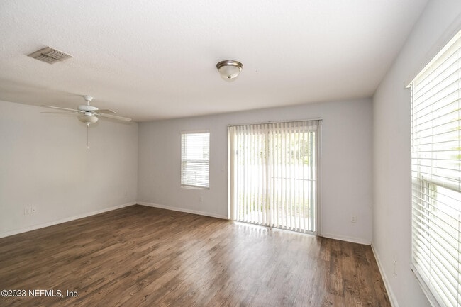 Photo - 554 Eiseman Wy