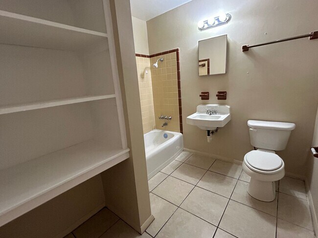 Photo - Spacious 1/1 one story unit in a small 18 unit complex. Unidad 1