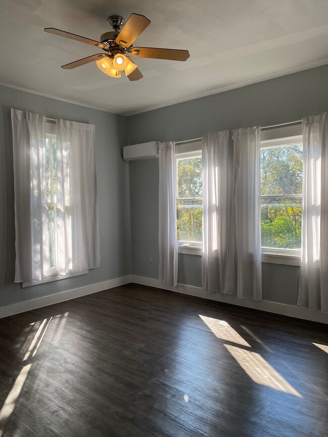 Photo - **MOVE-IN SPECIAL**  Vintage 1-Bedroom Near The Pearl Unidad 3