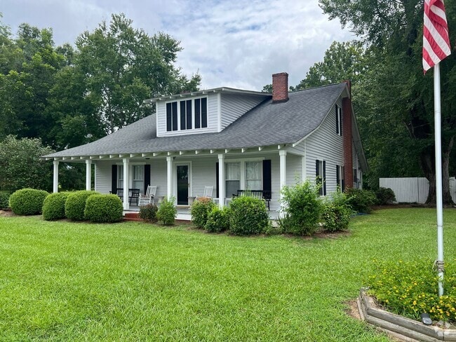 Building Photo - 3 Bedroom/1 Bathroom Right Outside Lillington Rental