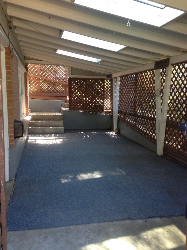 Patio cerrado y cubierto y acceso al patio trasero cercado. - 5590 W 1st Ave