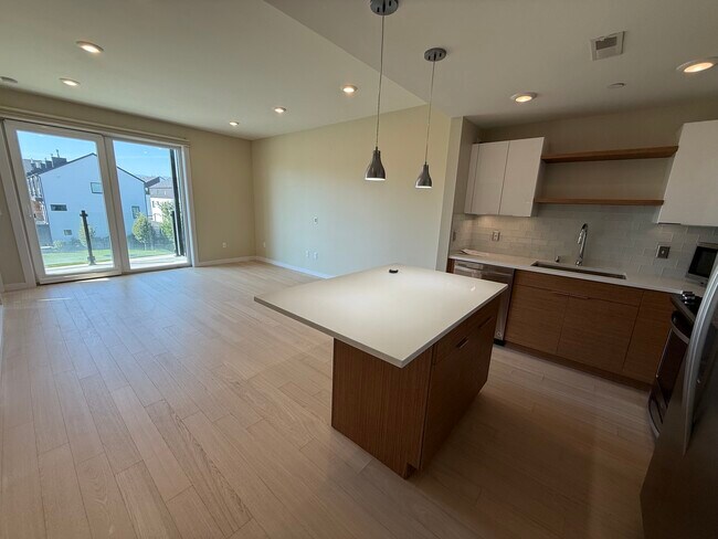 476 Enterprise Blvd