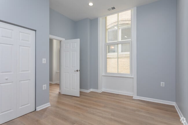 2BR, 2BA - 811 SF
