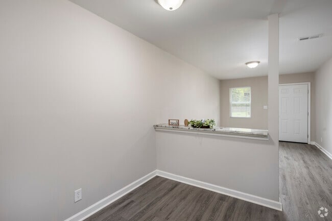 3BR, 1.5BA - 996SF - Dining Area