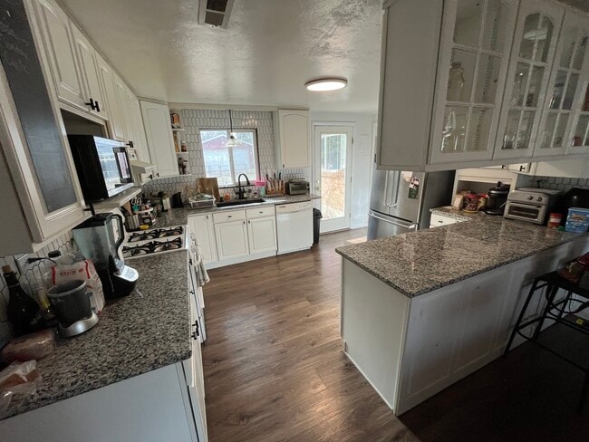 Cocina con encimeras de granito - 3226 Gladiola Dr