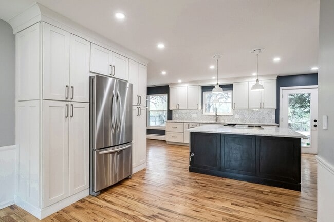Building Photo - 3991 S Hillcrest Dr