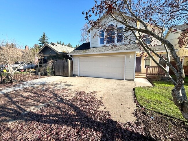 Building Photo - Beautiful 3 Bedroom Beaverton Home with New Carpet and Large Fenced in Backyard!