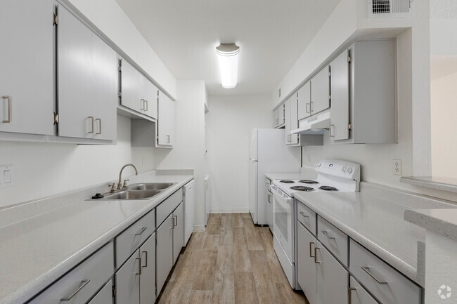 2BR, 2BA - 950SF - Kitchen