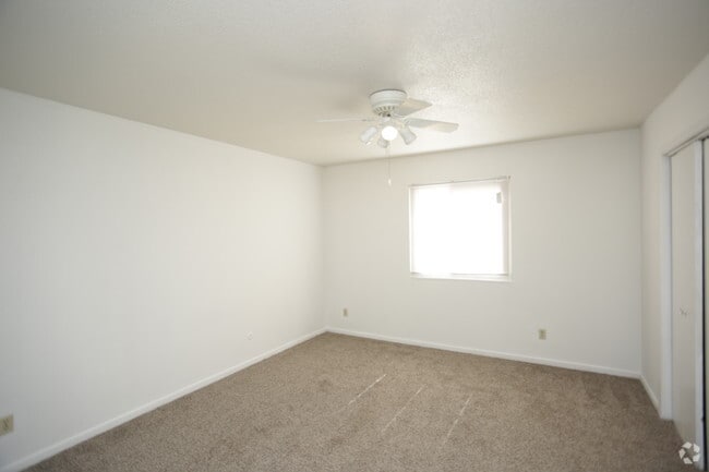 2BR, 1BA - 912 SF