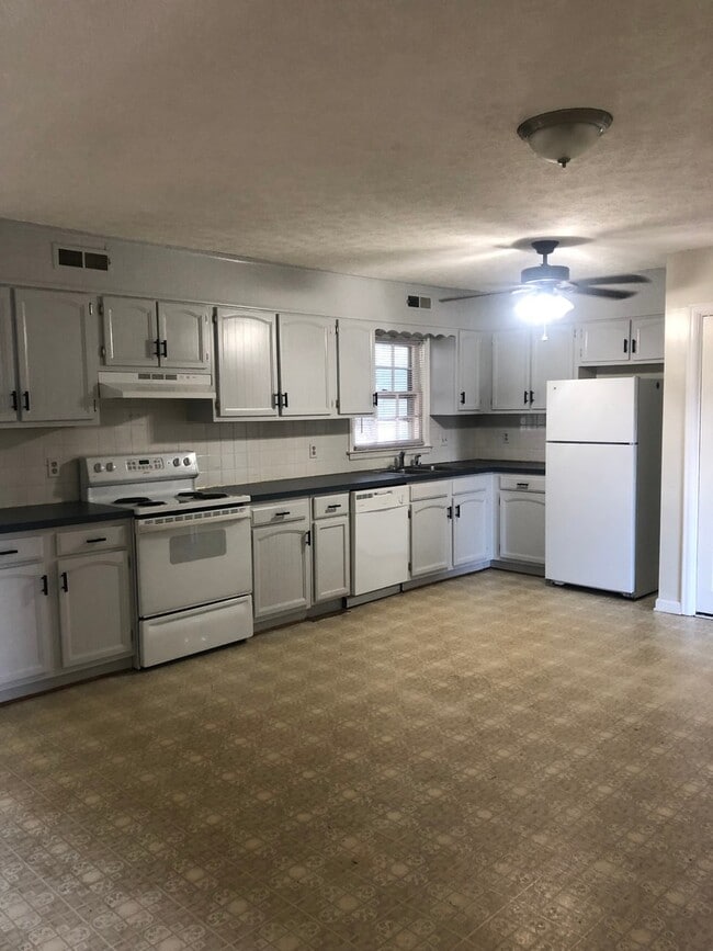 Photo - Three Bedroom Townhome near Peaks View Park, Fresh Market, 501 Expressway