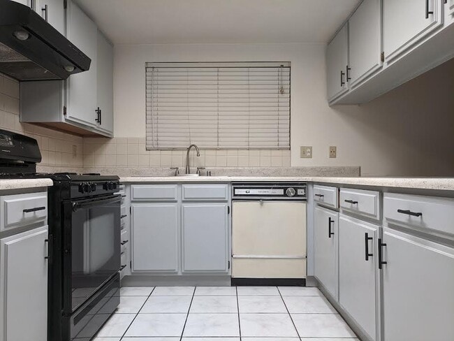 Building Photo - 2204 Cedar St Unit E