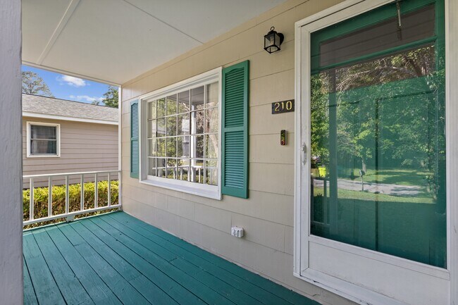 Photo - 210 Poplar St