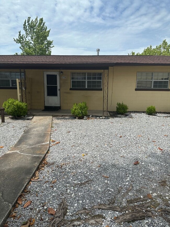 Building Photo - 2 Bedroom, 1 Bath