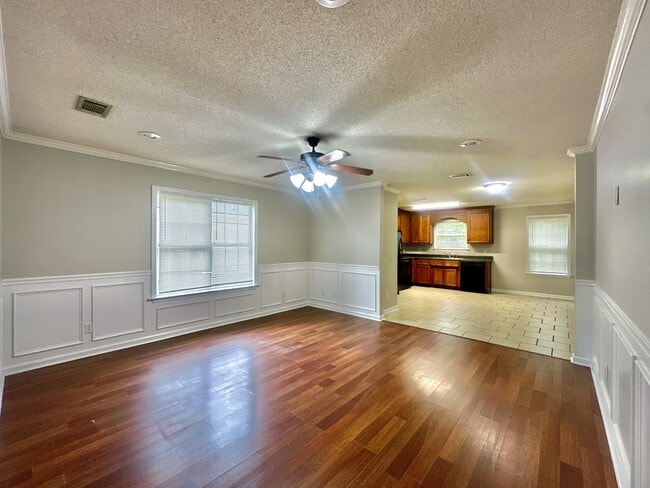 Photo - 10 W Howell Dr