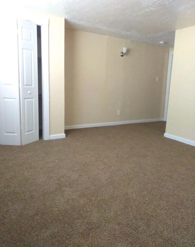 3 BR 2 BA down stairs apartment available now - 3 BR 2 BA down stairs apartment available now