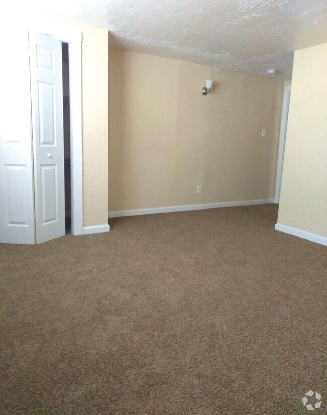 Building Photo - 3 BR 2 BA down stairs apartment available now