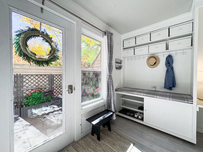 Entrada orientada al sur con grandes ventanales. - 1329 Pitkin Ave Unidad #2