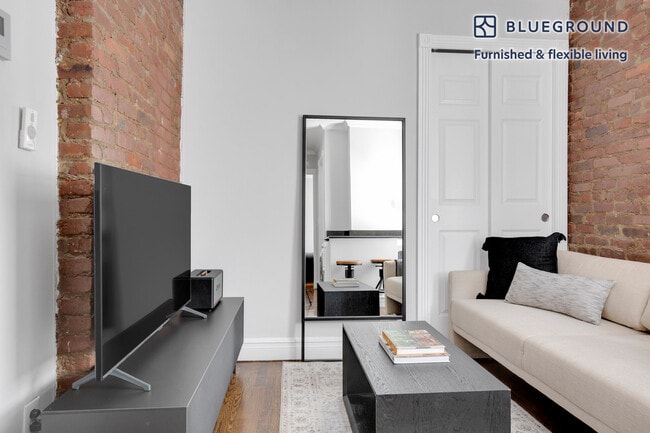 Building Photo - 410 E 13th St Rental
