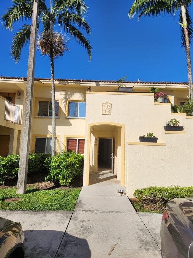 Building Photo - 4785 SW 62nd Ave Unit 102