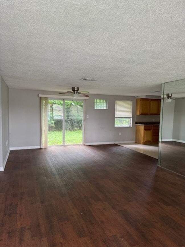 Photo - This cozy 2 bedroom 1 bath home in Holiday!