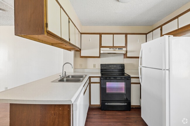 2BR, 1.5BA - 928SF - Kitchen
