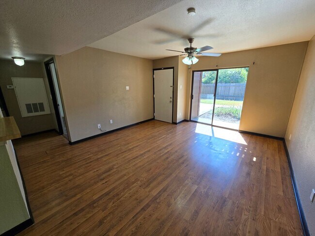 Photo - College Station - 2 Bedroom, 2 Bath - Down...