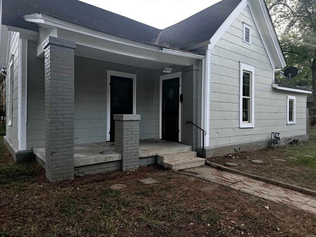 Building Photo - 1300 W 10th St Rental