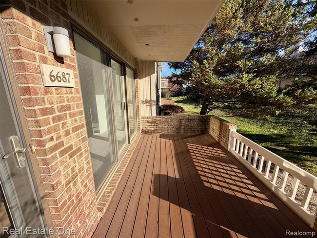 Building Photo - 6687 Maple Lakes Dr