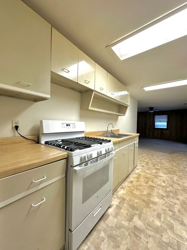 Building Photo - 3 Bedroom / 1 bathroom house