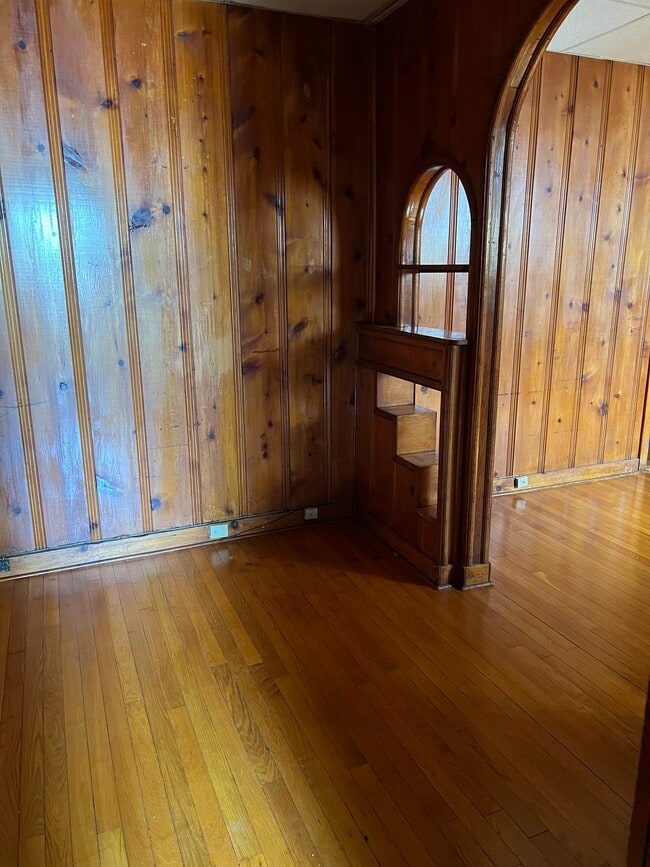 Foyer Entrance/Small office - 158 Maple St Unit 158 B
