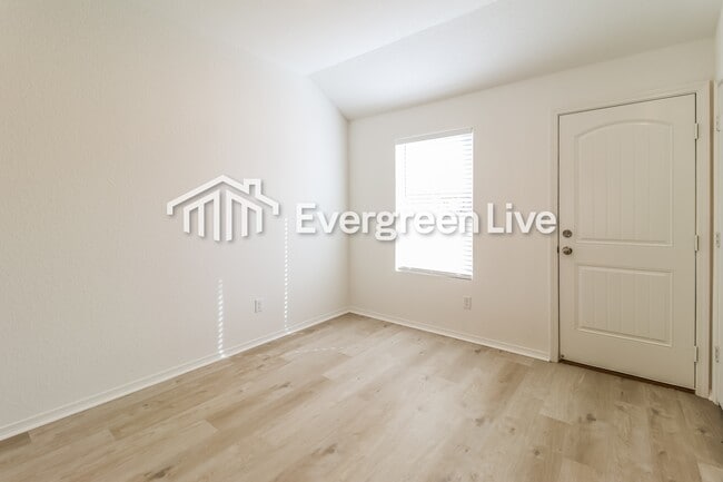 Photo - 44 10 Point Ln