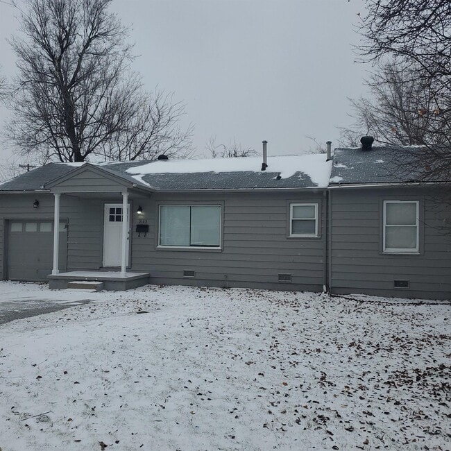 Building Photo - 3123 E Xyler St