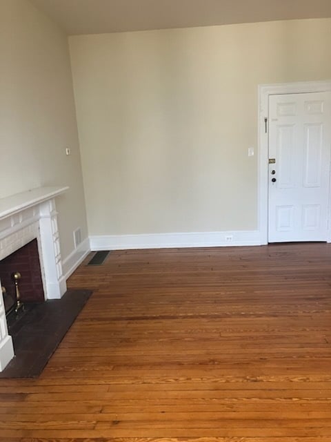 Sala de estar/Entrada desde el vestíbulo - 1511 Spring Ave Unidad Apartment #1