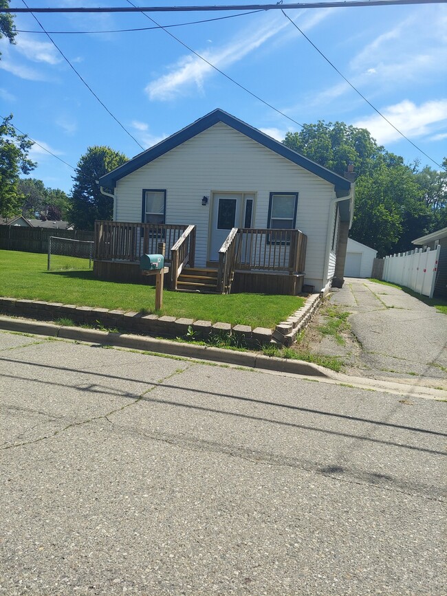 Building Photo - 827 Fairyland Ave