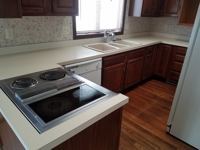 Photo - Beautiful 2-bedroom, 1-1/2 bath 2 Level Du...