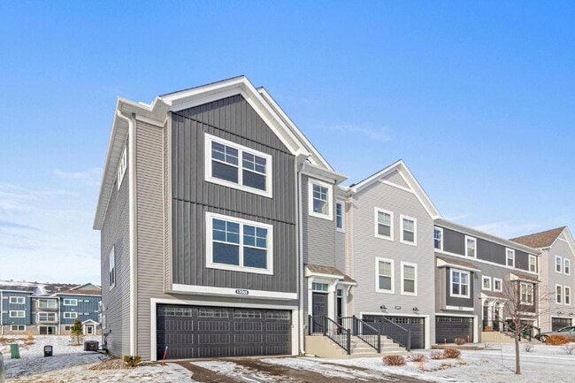 Building Photo - "Spacious 3-Bed Townhouse with 2.5 Baths in Maple Grove – A Perfect Retreat at 2405 Sq Ft!"