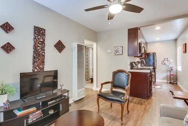 Photo - 4065 - 4071 Chamoune Avenue