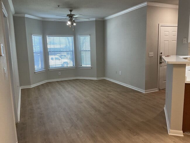 Nestled in a serene setting with beautiful views, Mission Oak apartment provides a peaceful retreat that feels worlds away while being conveniently located near shopping, dining, and major employers.