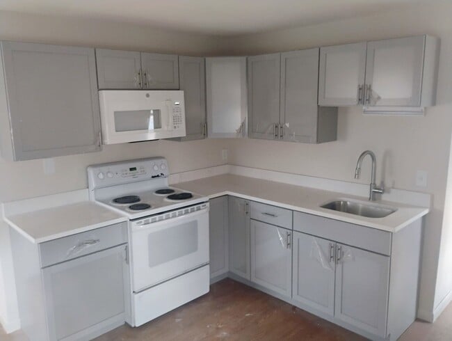 Building Photo - 682 Beech St Unit 6