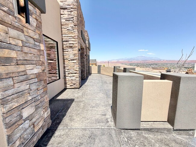 Photo - Beautiful Single-Level Home with Trail Access & Stunning Views!!!