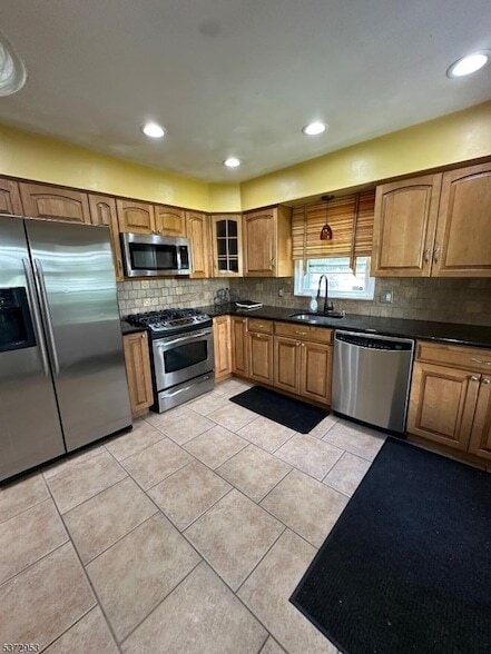 Building Photo - 739 Burnside St Unit 1 Rental