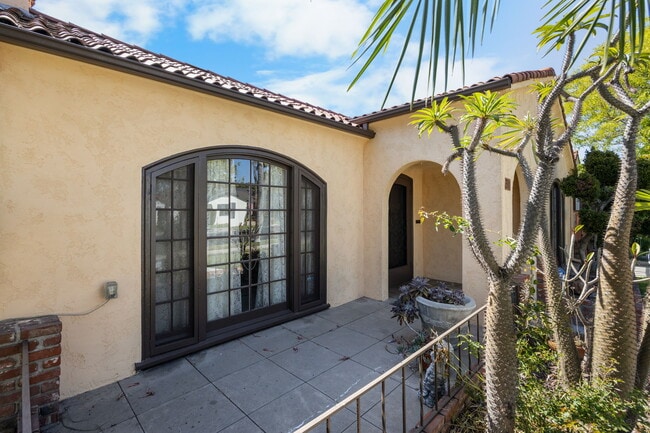 Photo - 301 N Janss St