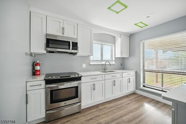 Building Photo - 310 Lake Shore N Unit D