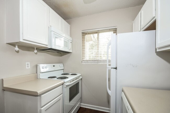 Photo - 2 bedroom / 1.5 bath Townhome ~ Hannahan, SC