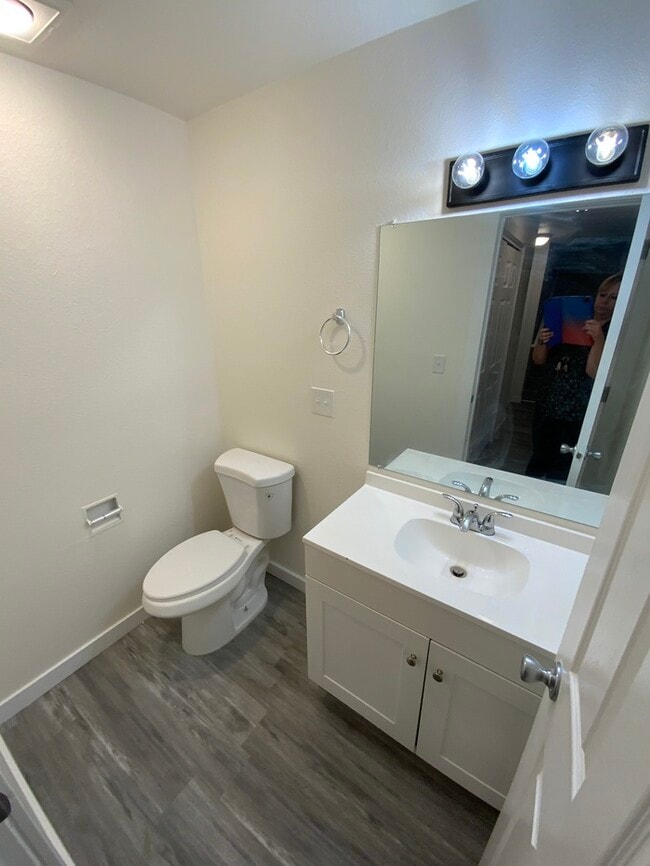 Photo - West Olympia 2bdr 1.5bath Townhome w/ garage & parking