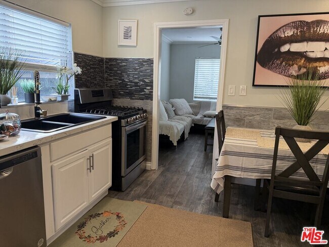 Photo - 1200 Tamarind Ave