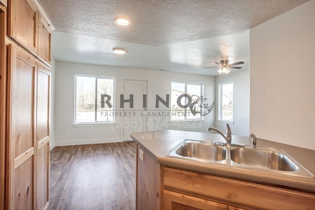 Photo - 834 Lennox St