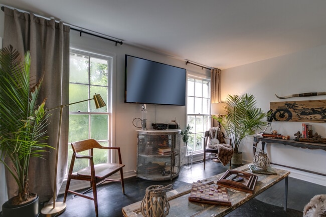 Photo - 101 Carnavon Pky Unidad B