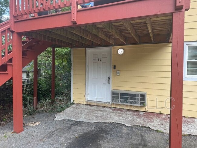 Building Photo - 1366 Clermont Ave Unit C lower Rental