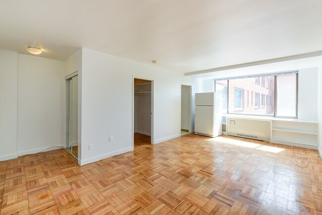 Photo - Spacious & Bright Studio at River Place West Unidad 713